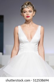 NEW YORK, NY - October 06, 2016: A Model Walks The Runway During The Anne Barge Bridal Fall/Winter 2017 Runway Show During NY Fashion Week Bridal