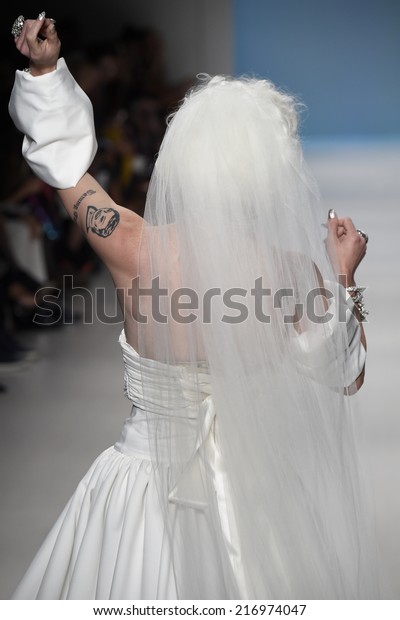 New York Ny September 10 Modeldrag Stock Photo Edit Now 216974047