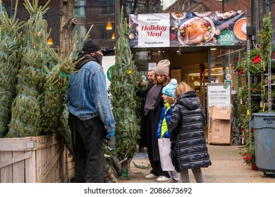 New York NY USA December 5, 2021 Christmas Tree Workers Assist Customers In Front Of Whole Foods Market In The Tribeca Neighborhood Of New York