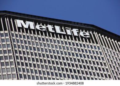 New York, NY, USA - May 11, 2012: The Sign On The Facade Of The MetLife Building, Iconic Skyscraper At 200 Park Avenue Above Grand Central Terminal In Midtown Manhattan