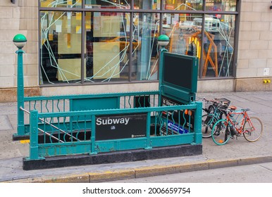 New York, NY, USA - October 10, 2014: Entrance To The New York City Subway. Stairs Leading Down To A Subway Station In Manhattan. Iconic Green Lamps That Mark The Entrance To A Subway Station.