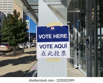 New York, NY USA - October 29, 2022 : A Vote Here Vote Aqui Voting Sign In English, Spanish And Chinese At An Early Voting Location At Columbia University In New York City