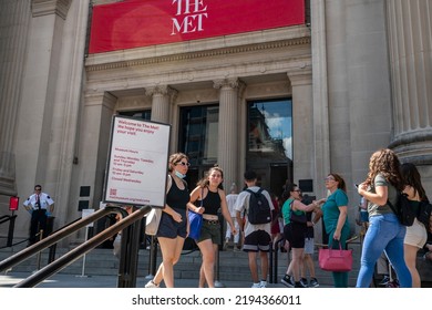 New York NY USA-August 25, 2022 Hordes Of Visitors Outside The Metropolitan Museum Of Art In New York