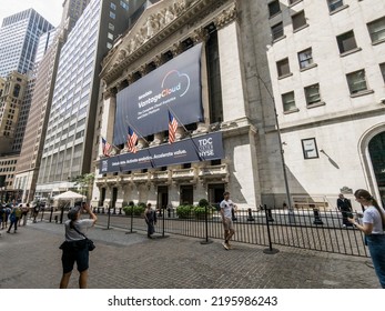 New York NY USA-August 29, 2022 The Facade Of The New York Stock Exchange Is Decorated For The Teradata Cloud Data And Analytics Product Launch, Vantage Cloud