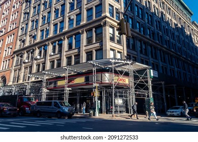 New York NY USA-December 13, 2021 Scaffolding  Over The AMC Theatre In The Flatiron Neighborhood Of New York 