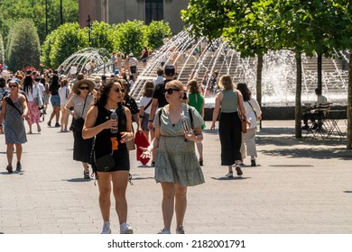 New York NY USA-July 23, 2022 Visitors Outside The Metropolitan Museum Of Art In New York Bake During The Heat Wave