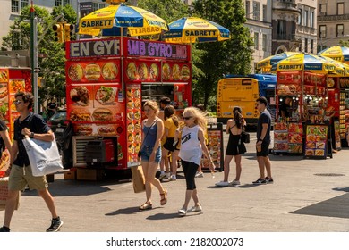 New York NY USA-July 23, 2022 Food Vendors Outside The Metropolitan Museum Of Art In New York During The Heat Wave