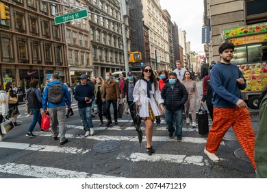 New York NY USA-November 13, 2021 Hordes Of Shoppers And Tourists In Soho N New York