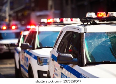New York NYPD Polizeiauto mit Sirenen am Tag auf der Straße