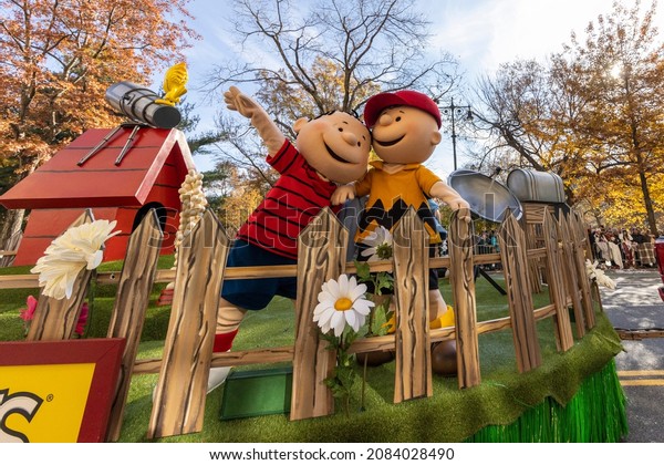 New\
York, N.YUSA – 25th Nov. 2021: Snoopy’s Doghouse is mission control\
for the launch of Astronaut Snoopy in the 95th Macy\'s Thanksgiving\
Day Parade in New York.  (Photo: Gordon Donovan) \
