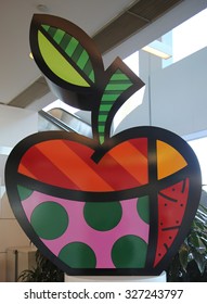 NEW YORK - OCTOBER 10, 2015: The Big Apple Sculpture By Romero Britto At La Guardia Airport In New York