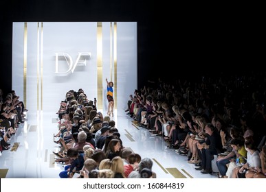 7,293 Catwalk audience Stock Photos, Images & Photography | Shutterstock