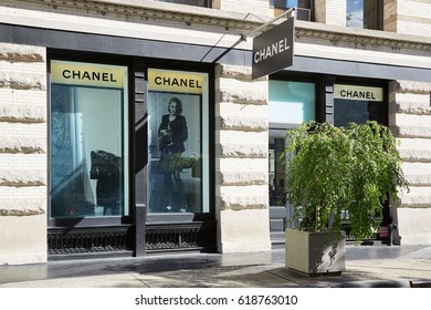 NEW YORK - SEPTEMBER 7: Chanel Shop In 139 Spring St, Soho, Sunny Day On September 7, 2016 In New York. This Is A Fashion House Founded In 1909 Specialized In Haute Couture And Luxury Goods