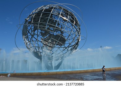 New York, United States, 22nd September 2017. A little girl leaves her bike parked to cool off with the water from the Unisphere fountain. 