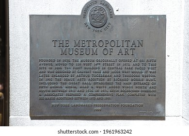 New York, USA, 1.09.2019 - Metropolitan Museum Of Art Bronze Plaque Designated Landmark NYC Of New York Landmarks Preservation Foundation. Metropolitan Museum Of Art Founded In 1870. Tiffany Co