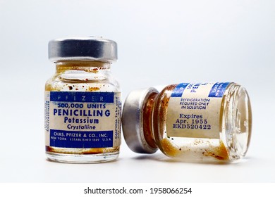 New York, USA – April 18, 2021: Vintage 1955 Vials of PFIZER Penicillin G - PFIZER is a US Pharmaceutical Companies Established in 1849 by Charles Pfizer and Charles Erhart 