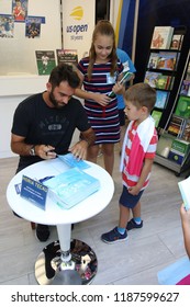 New York, USA – August 25, 2018:  Atmosphere About During Us Open Championship Kids Day (Arthur Ashe Kids' Day) Horia Tecau Signs Autographs To The Fans In Flushing, New York, United States Of America