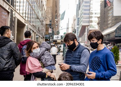 NEW YORK, NEW YORK, USA - DECEMBER 22, 2021: People Walk Around New York City Wearing Face Masks During COVID-19 Pandemic Omicron Wave. 