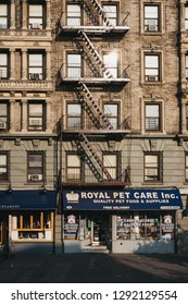 New York, USA - June 01, 2018: Facade Of A Block Of Flat With Pet Store In Harlem, NYC. Since The 1920s, Harlem Has Been Known As A Major African American Residential, Cultural And Business Center. 