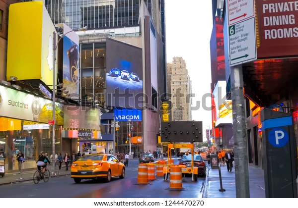 New York, USA - June 20, 2015: Walking through\
the streets of New York, Manhattan. The life of New York in the\
afternoon. Streets and city\
buildings.