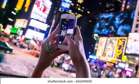 1,144 Times square person phone Images, Stock Photos & Vectors ...