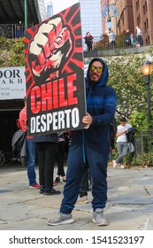 New York, USA, Oktober 25, 2019 Peaceful Chile Demonstration Opposite The UN Building. Protestors Are Demonstrating Against The Rising Cost Of Living And Income Inequality By Banging Kitchen Pots.