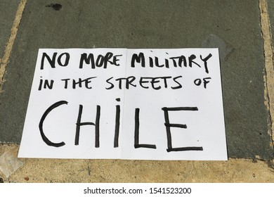 New York, USA, Oktober 25, 2019 Peaceful Chile Demonstration Opposite The UN Building. Protestors Are Demonstrating Against The Rising Cost Of Living And Income Inequality By Banging Kitchen Pots.