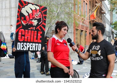 New York, USA, Oktober 25, 2019 Peaceful Chile Demonstration Opposite The UN Building. Protestors Are Demonstrating Against The Rising Cost Of Living And Income Inequality By Banging Kitchen Pots.