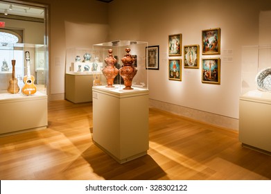 NEW YORK, USA - SEP 25, 2015: Picture Gallery In The Metropolitan Museum Of Art (the Met), The Largest Art Museum In The United States Of America