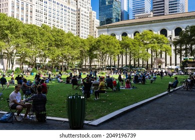 NEW YORK, NEW YORK, USA - SEPTEMBER 25, 2021: Manhattan's Bryant Park Filled With People On A Beautiful Autumn Day.