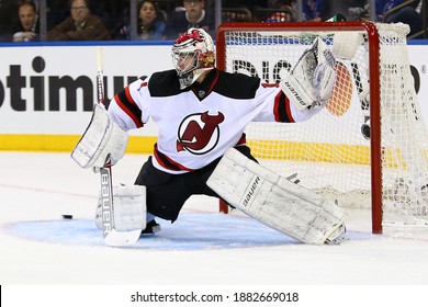NEW YORK-APR 27: New Jersey Devils Goalie Johan Hedberg (1) lenkt den Puck gegen die New York Rangers am Madison Square Garden am 27. April 2013 in New York City ab.