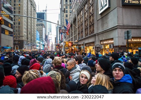 NEW YORKDECEMBER 31 Large Crowd Gathers Stock Photo (Edit Now) 230222047 - Shutterstock