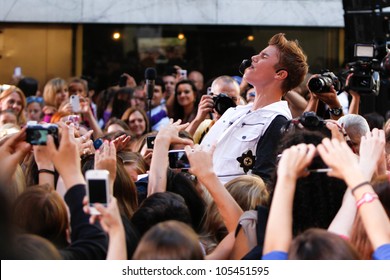 NEW YORK-JUNE 15: Justin Bieber Performs On The Today Show At Rockefeller Plaza On June 15, 2012 In New York City.