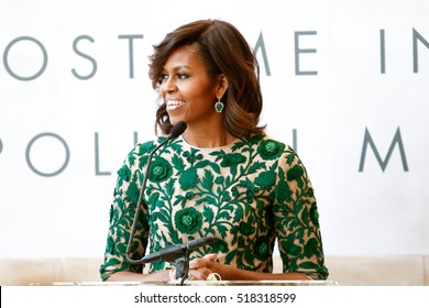 NEW YORK-MAI 5: Michelle Obama, First Lady aus den Vereinigten Staaten, spricht am 5. Mai 2014 im The Anna Wintour Costume Centre Grand Opening im Metropolitan Museum of Art in New York City.