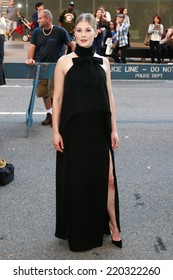NEW YORK-SEP 26 : L'actrice Rosamund Pike assiste à la première mondiale de "Gone Girl" lors du gala d'ouverture du 52e Festival du Film de New York à Alice Tully Hall le 26 septembre 2014 à New York.