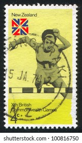NEW ZEALAND - CIRCA 1974: Stamp Printed By New Zealand, Shows Hurdles And British Commonwealth Games Emblem, Circa 1974