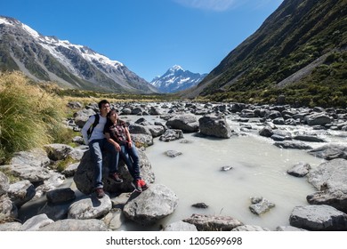 NEW ZEALAND, SOUTH ISLAND, MOUNT COOK - FEBRUARY 2016: An Unidentified Couple Explores Mount Cook,New Zealand. Working Holiday Visa Is A Popular Way To Explore New Zealand And Other Countries.