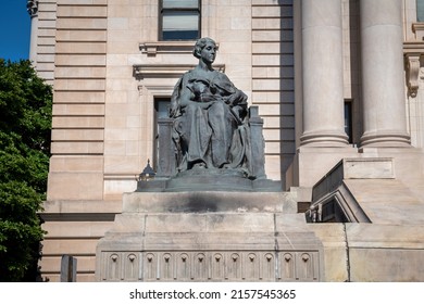 Newark, NJ –May 17, 2017: Justice Statue At The Historic Essex County Courthouse In Newark, New Jersey