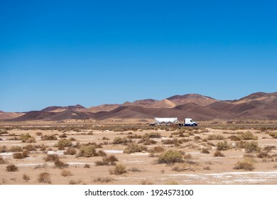 Newberry Springs, CA, USA – February 18, 2021: Semi Truck With A Dry Bulk Trailer Traveling On Interstates 40 In The Mojave Desert Near Newberry Springs, California. 