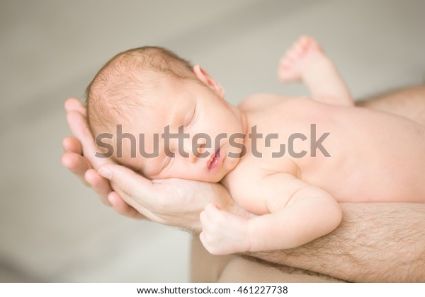 男の腕で眠る新生児 かわいらしい生まれの子を持つ白人の若い男性 親の腕で昼寝をした後の健康な子ども かわいい月の赤ちゃんのポートレート 屋内撮影 接写 の写真素材 今すぐ編集