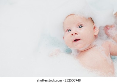 Newborn Baby Bathing 