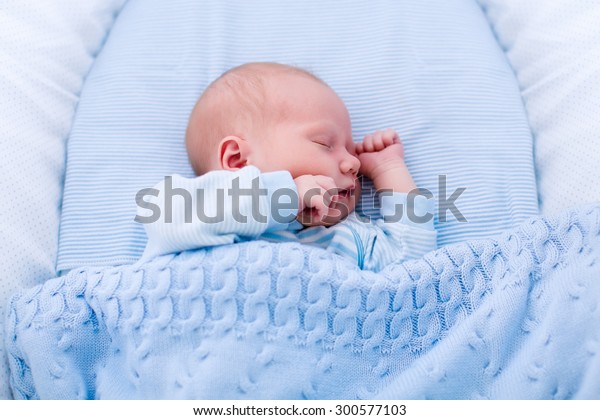 Neugeborener Junge Im Bett Neugeborenes Kind Stockfoto Jetzt Bearbeiten