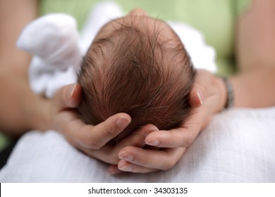 El recién nacido en el confort y la protección de los brazos de sus madres