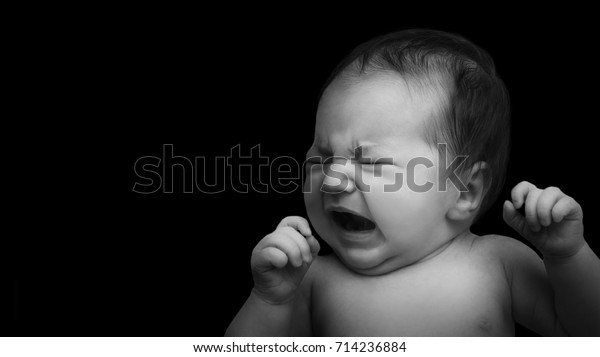 Neugeborenes Weinen Baby Auf Schwarzem Hintergrund Schwarz Weiss Foto Stockfoto Jetzt Bearbeiten
