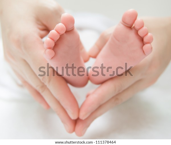 Bebe Nouveau Ne Pieds Sur Les Mains Photo De Stock Modifiable