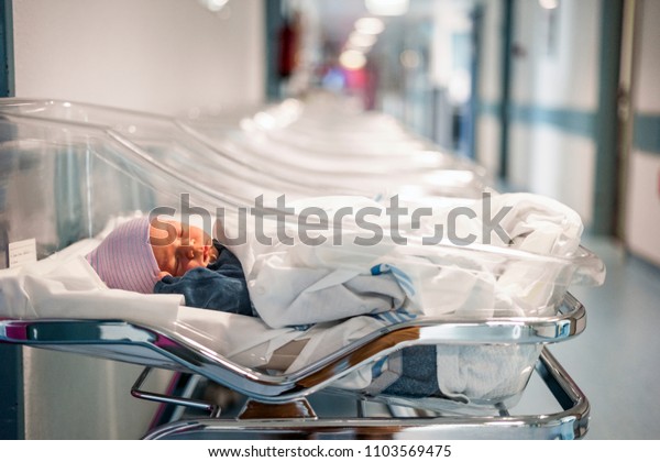 多くの小さな病院のベッドの1番目に生まれた赤ちゃん の写真素材 今すぐ編集