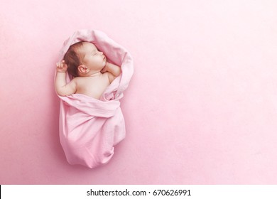 Newborn baby girl sleep on pink blanket