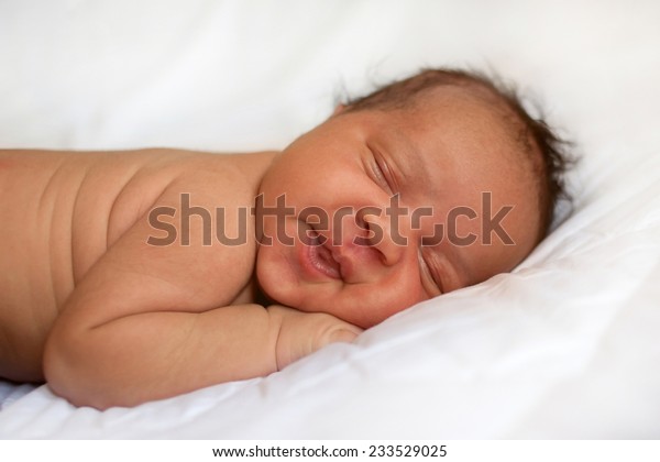 Bebe Nouveau Ne Dort Et Sourit Avec Photo De Stock Modifiable