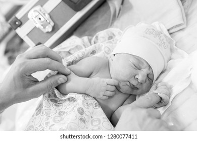 Newborn Baby Hospital First Minutes New Stock Photo 1280077411 ...