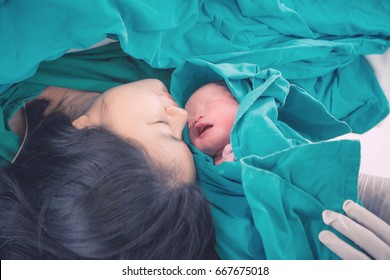 Neugeborenes mit Mutter und Vater im Krankenhaus. Neugeborene Sekunden und Minuten nach der Geburt.